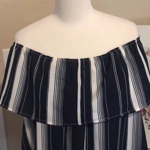 Super cute off shoulder blouse. 💯🌈🦋